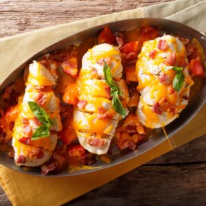 Pechugas de pollo con bacon, tomate y cheddar