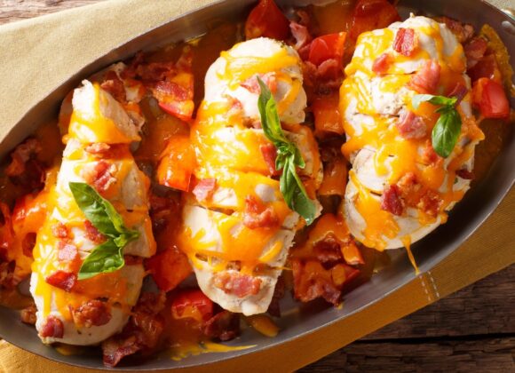 Pechugas de pollo con bacon, tomate y cheddar