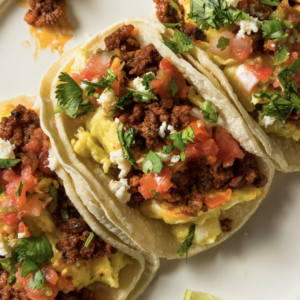 Tacos de desayuno con chorizo y huevo