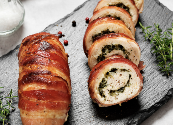 Rollos de pollo rellenos de espinacas y tocino